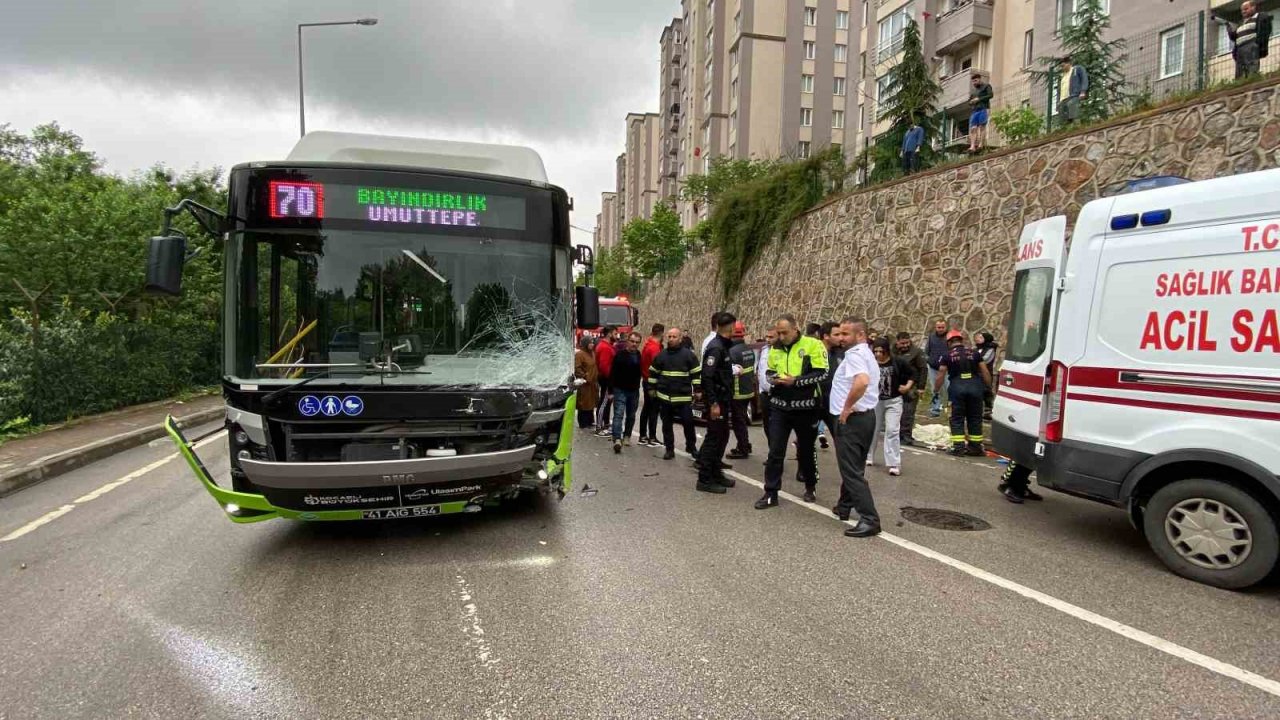 Belediye otobüsü ile çarpışan otomobil paramparça oldu