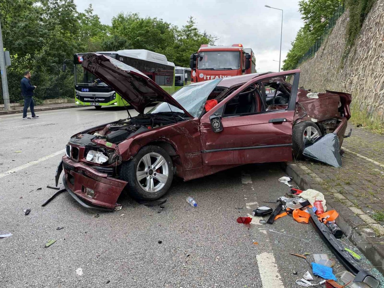 Belediye otobüsü ile çarpışan otomobil paramparça oldu