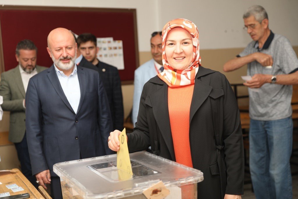 Başkan Çolakbayrakdar, ailesiyle birlikte oy kullandı