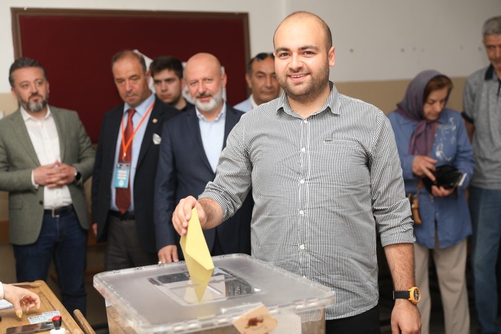 Başkan Çolakbayrakdar, ailesiyle birlikte oy kullandı