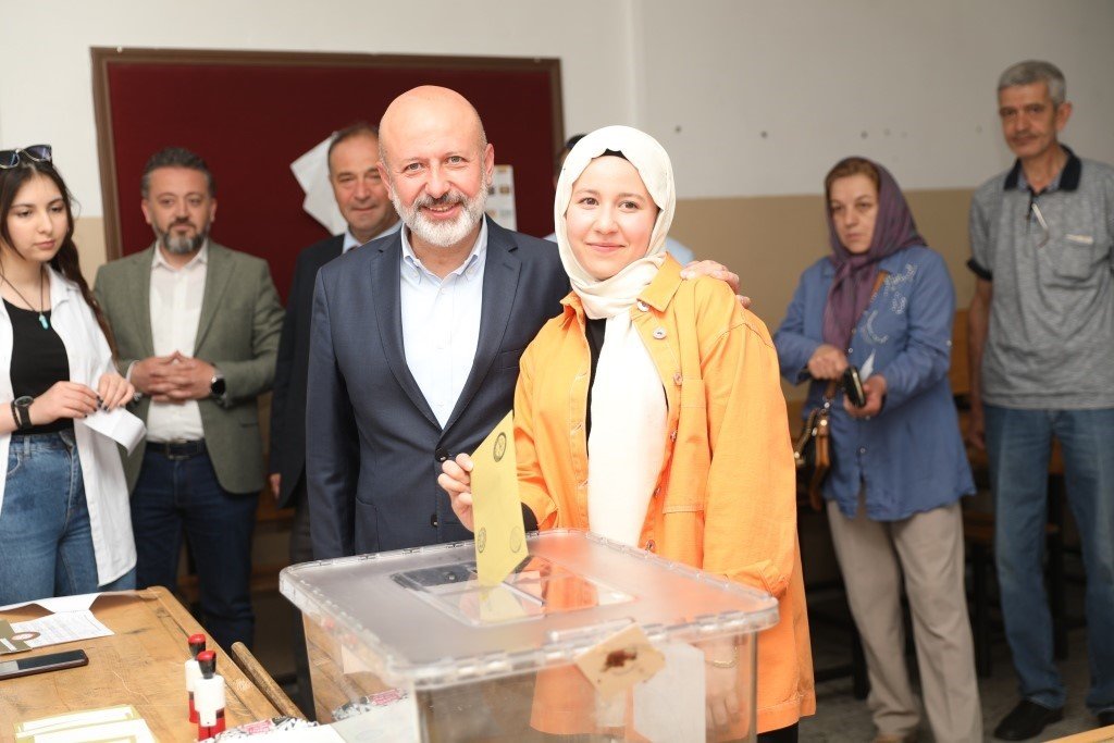 Başkan Çolakbayrakdar, ailesiyle birlikte oy kullandı