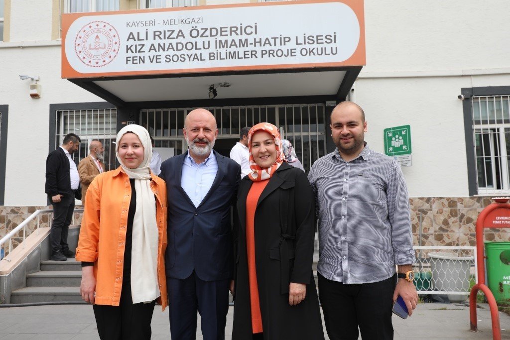 Başkan Çolakbayrakdar, ailesiyle birlikte oy kullandı