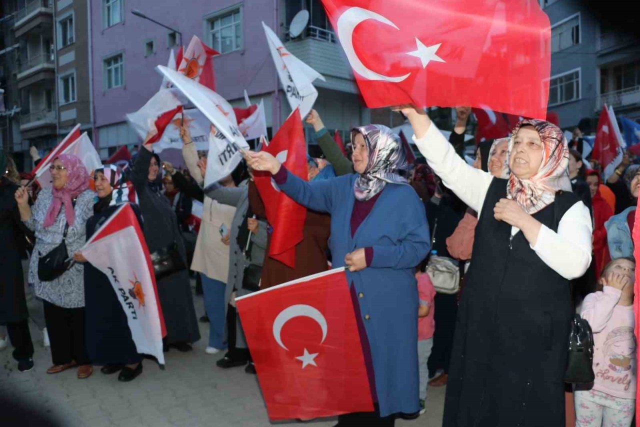 Taşovalılar seçim sonuçlarını kutladı
