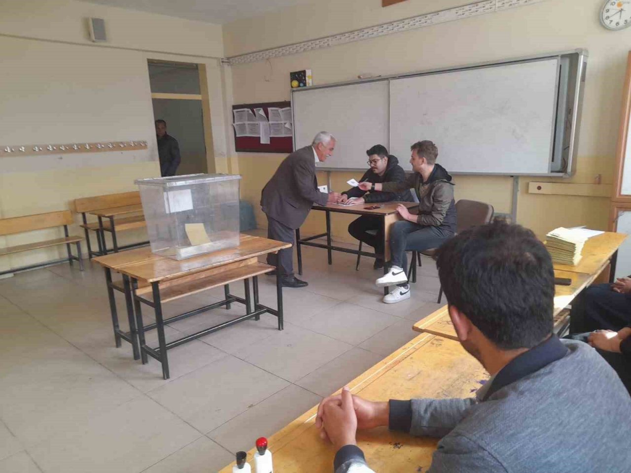 Malazgirt’te seçmenler oylarını kullanmaya başladı