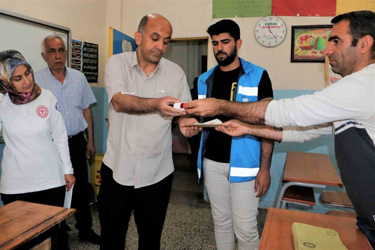 Hastalığı vatandaşlık görevine engel tanımadı