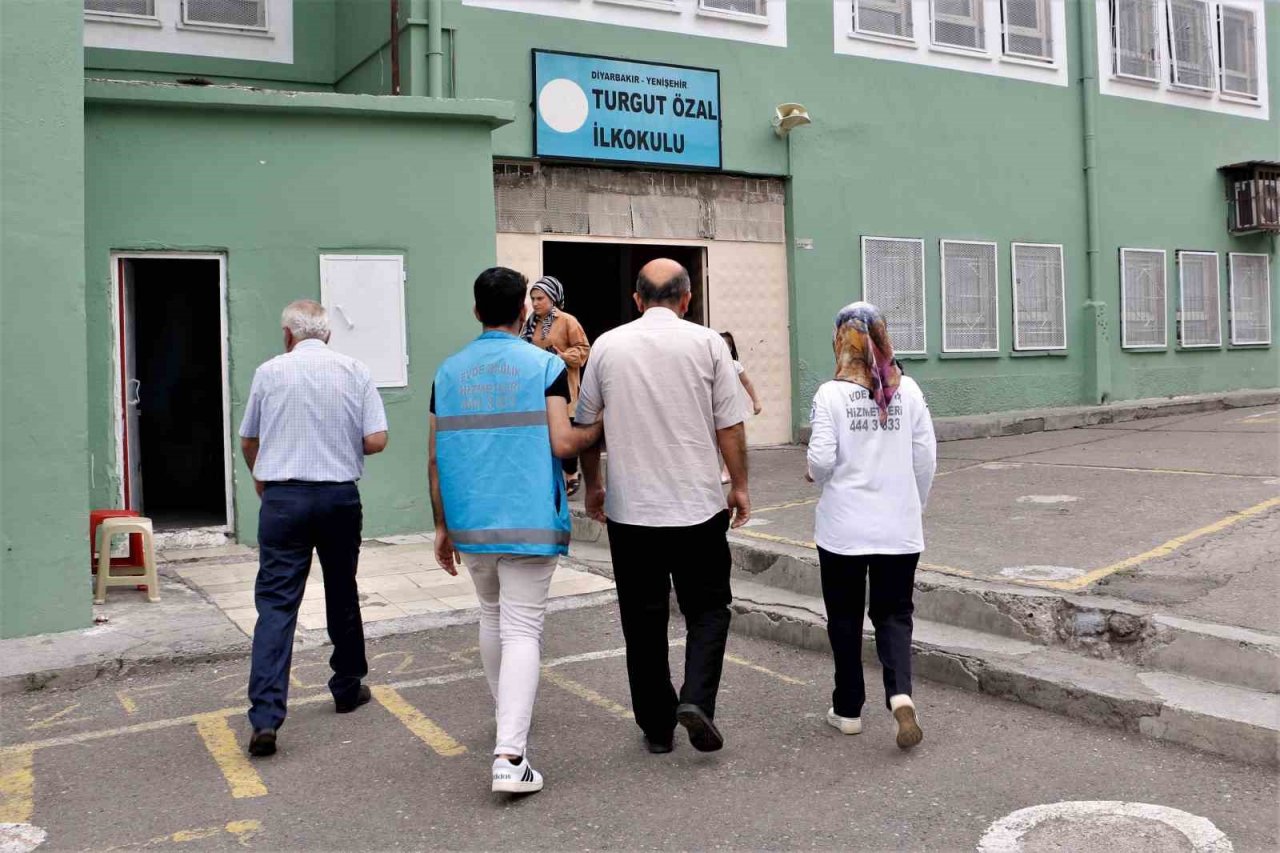 Hastalığı vatandaşlık görevine engel tanımadı