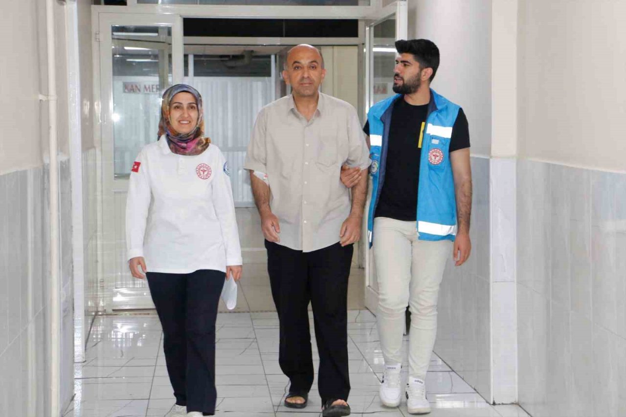 Hastalığı vatandaşlık görevine engel tanımadı