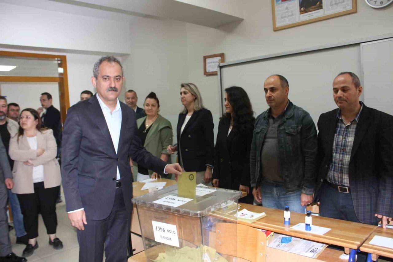 Bakan Özer oyunu Ordu’da kullandı