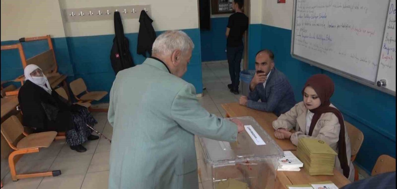 Muş’ta oy verme işlemi başladı
