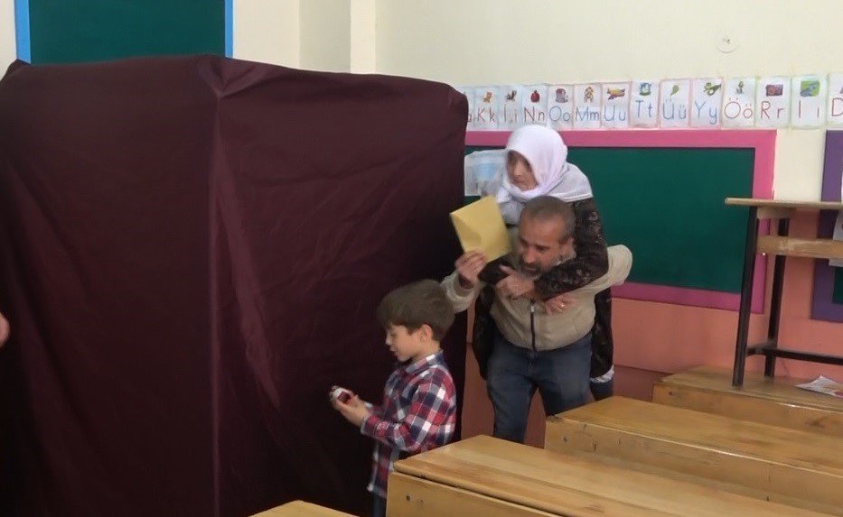 Annesini sırtında taşıyarak sandığa getirdi