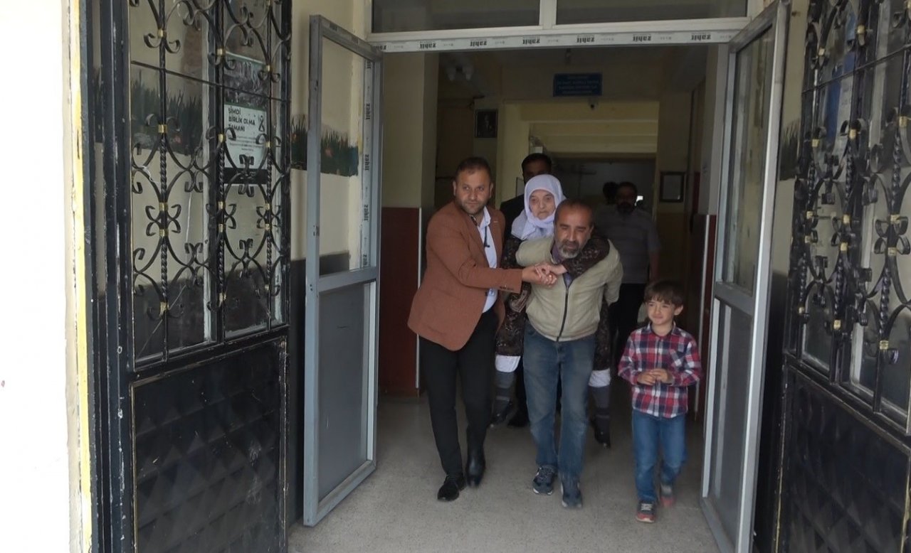 Annesini sırtında taşıyarak sandığa getirdi
