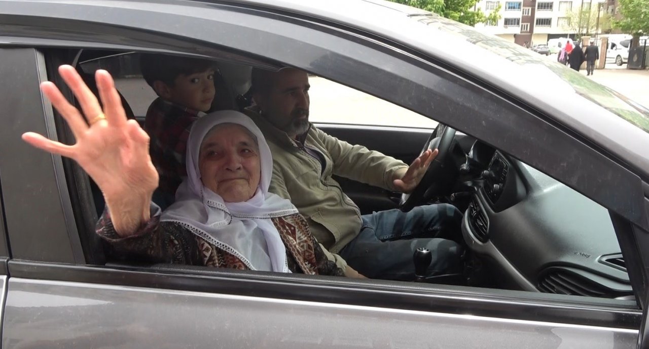 Annesini sırtında taşıyarak sandığa getirdi