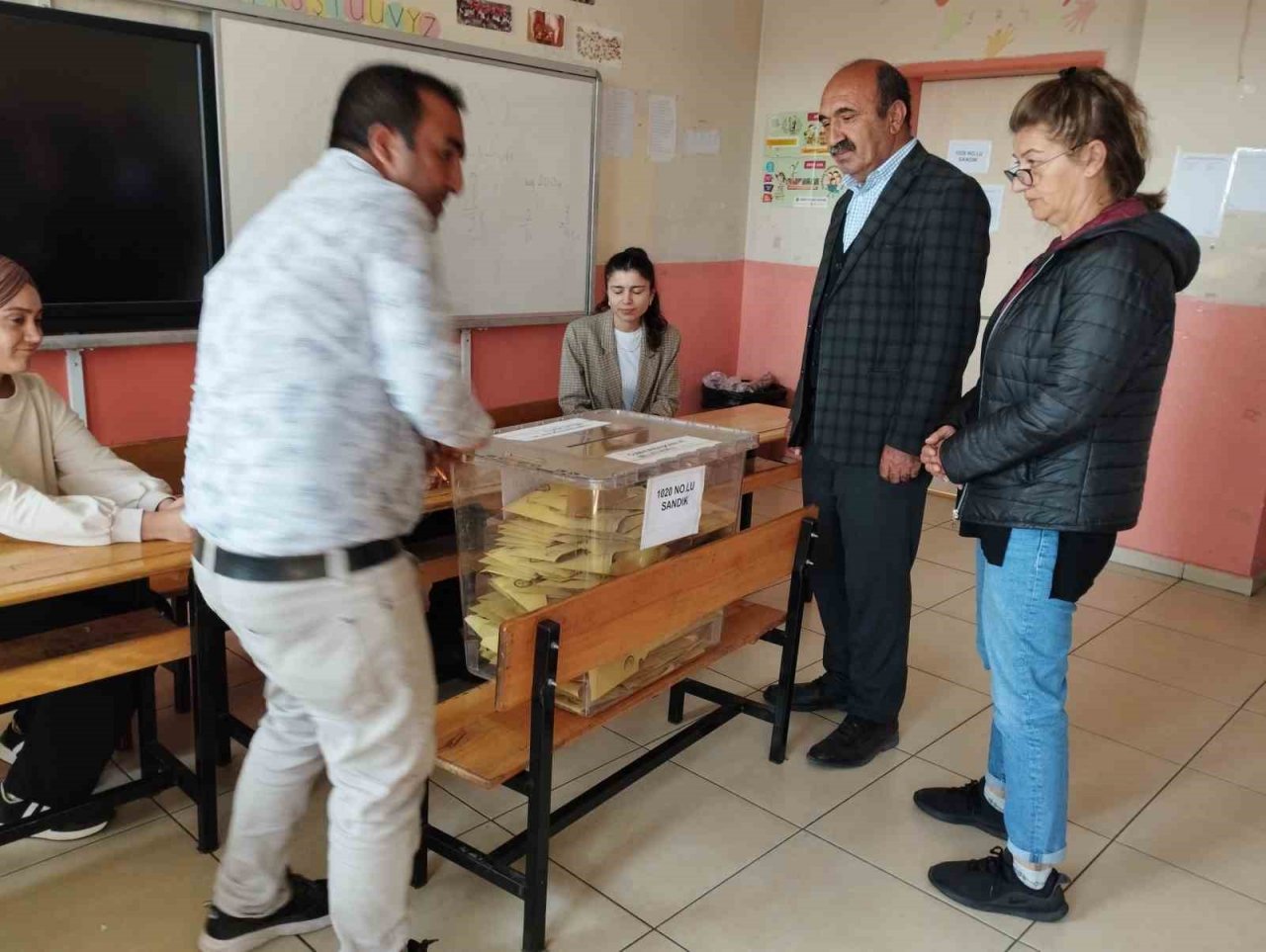 Varto’da oy kullanma işlemi sorunsuz devam ediyor