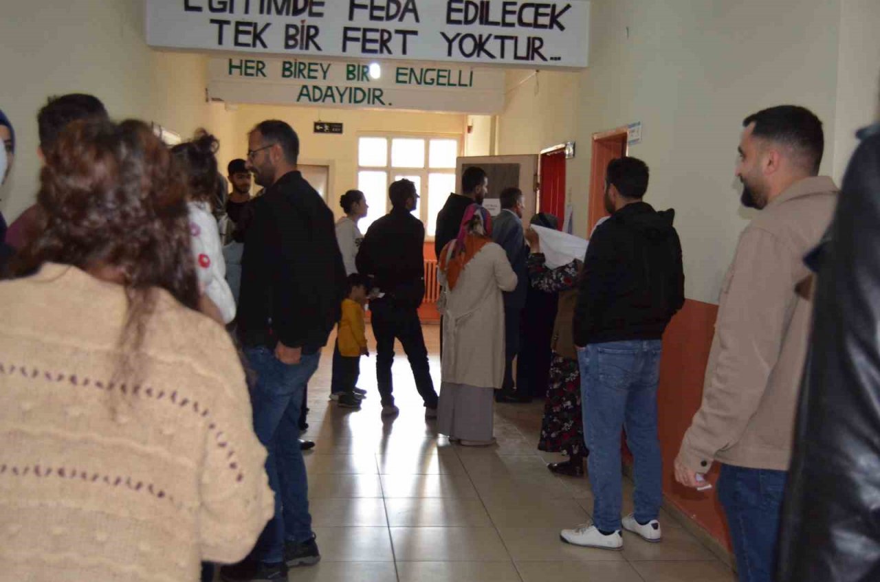 Varto’da oy kullanma işlemi sorunsuz devam ediyor