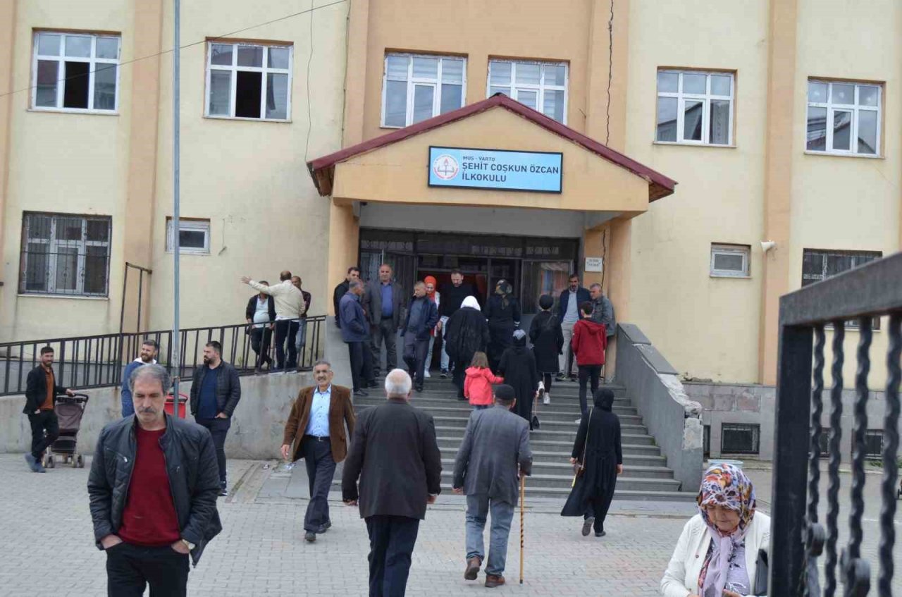 Varto’da oy kullanma işlemi sorunsuz devam ediyor