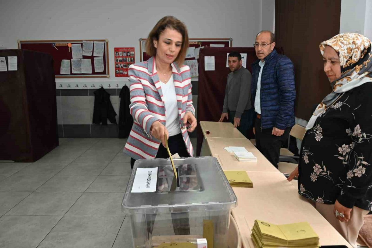 Vali Becel oyunu kullandı