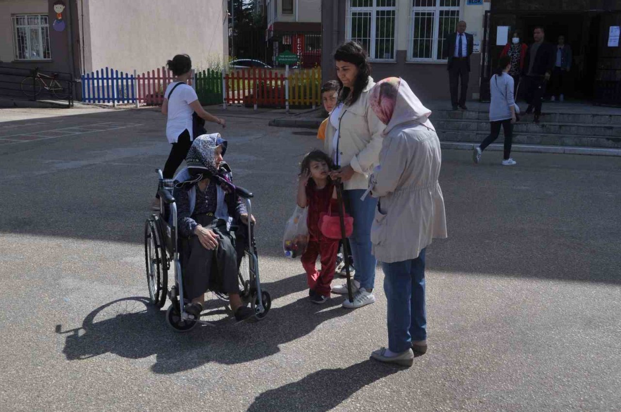 92 yaşındaki Zehra teyze tekerlekli sandalye ile de olsa oyunu kullandı