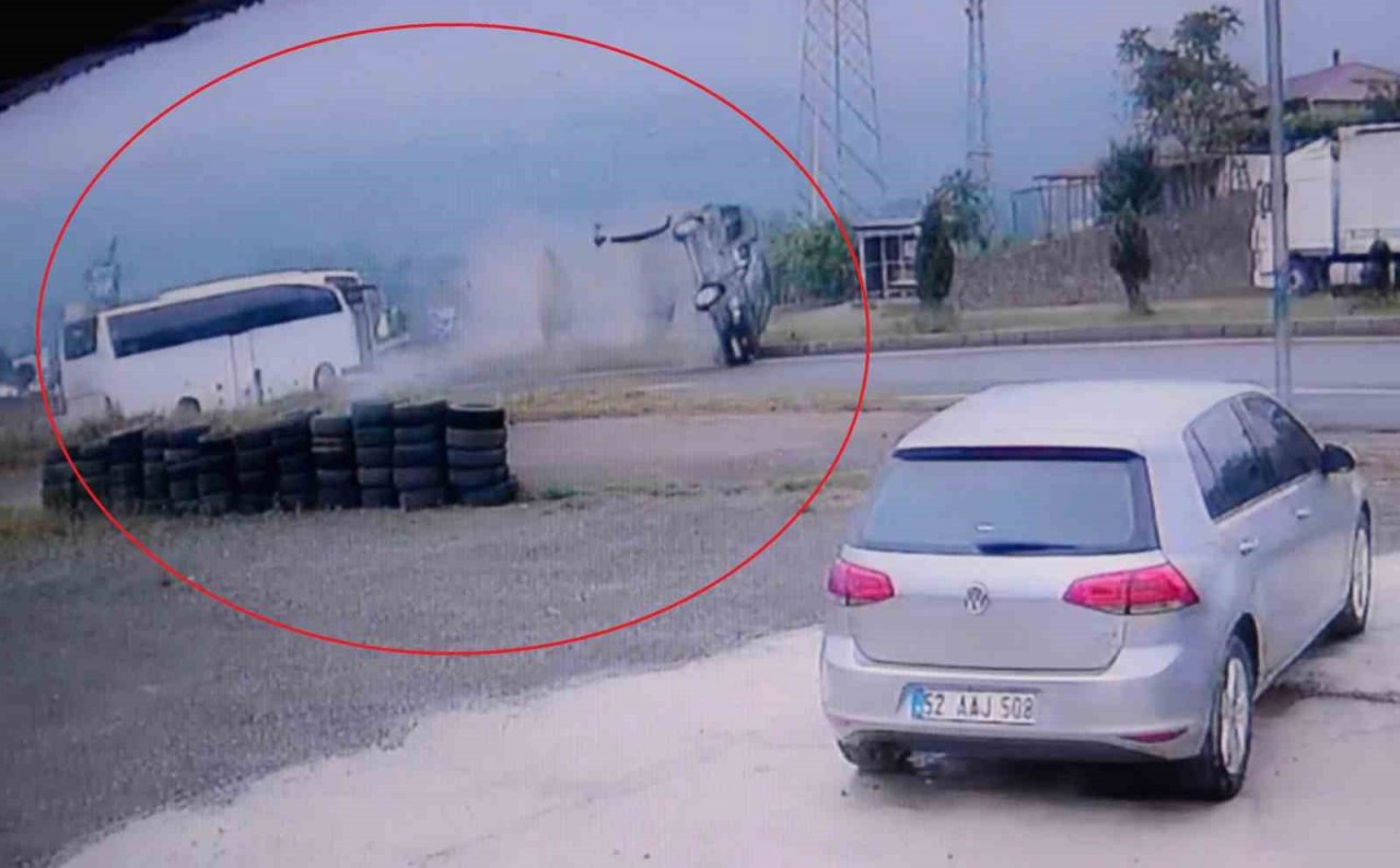 Ordu’da yolcu otobüsü ile hafif ticari aracın çarpıştığı kaza kamerada