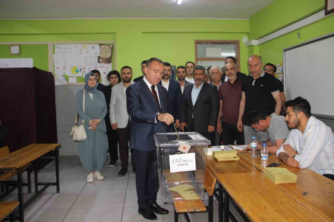 Bakan Bozdağ, oyunu Şanlıurfa’da kullandı