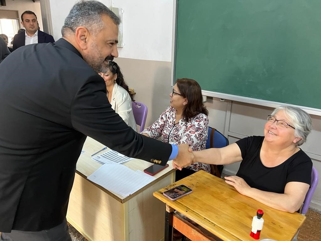 CHP İzmir İl Başkanı Aslanoğlu ve eşi oylarını kullandı