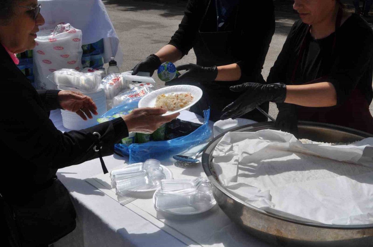 Oy kullanmaya giden seçmene bu kez pilav ayran sürprizi