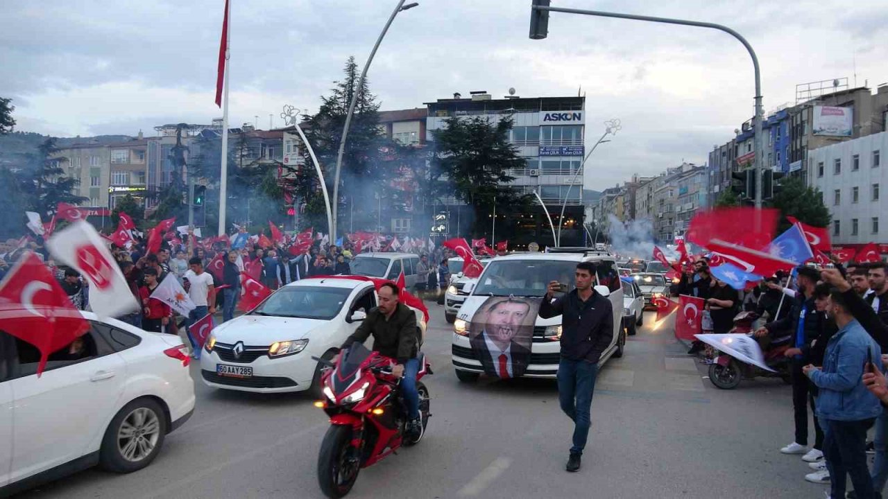 Tokat’ta vatandaşlar seçim sonucunu kutlandı