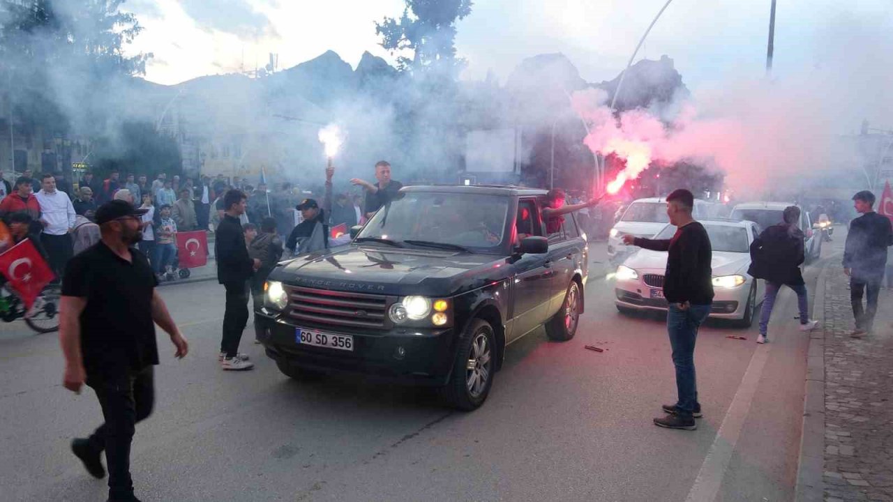 Tokat’ta vatandaşlar seçim sonucunu kutlandı