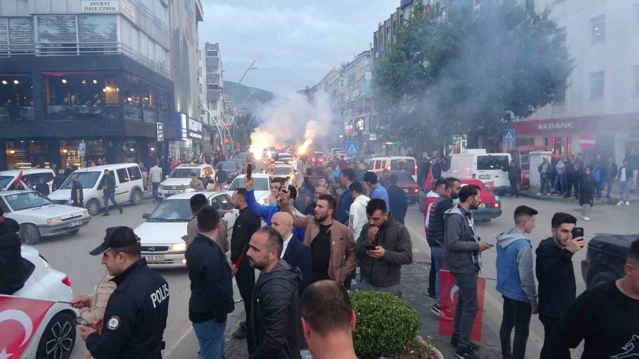 Tokat’ta vatandaşlar seçim sonucunu kutlandı