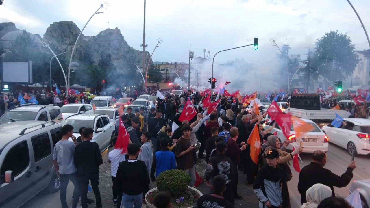 Tokat’ta vatandaşlar seçim sonucunu kutlandı