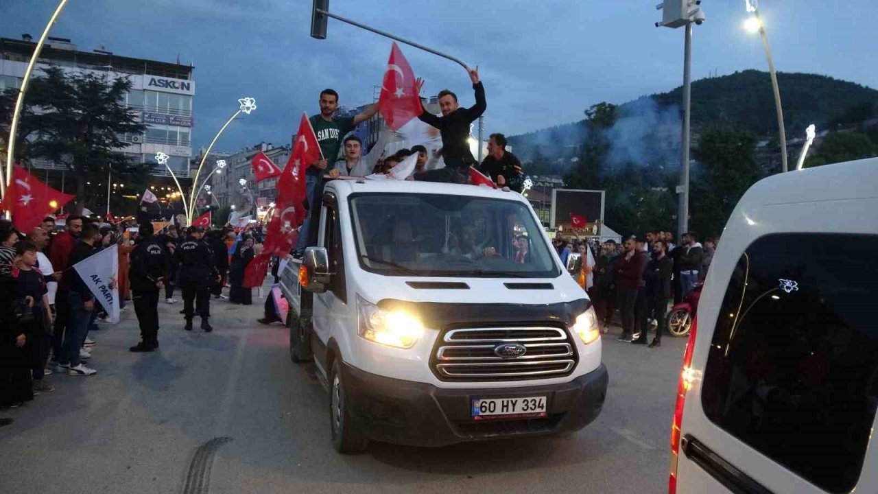Tokat’ta vatandaşlar seçim sonucunu kutlandı