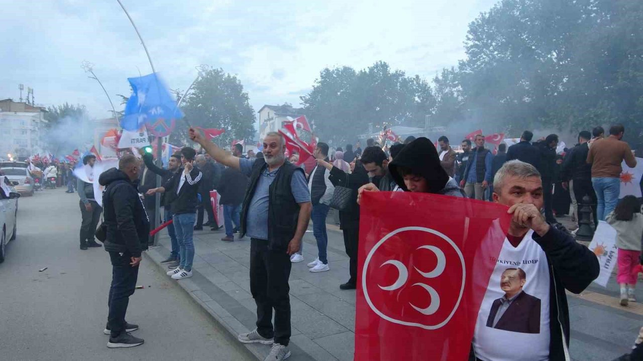 Tokat’ta vatandaşlar seçim sonucunu kutlandı