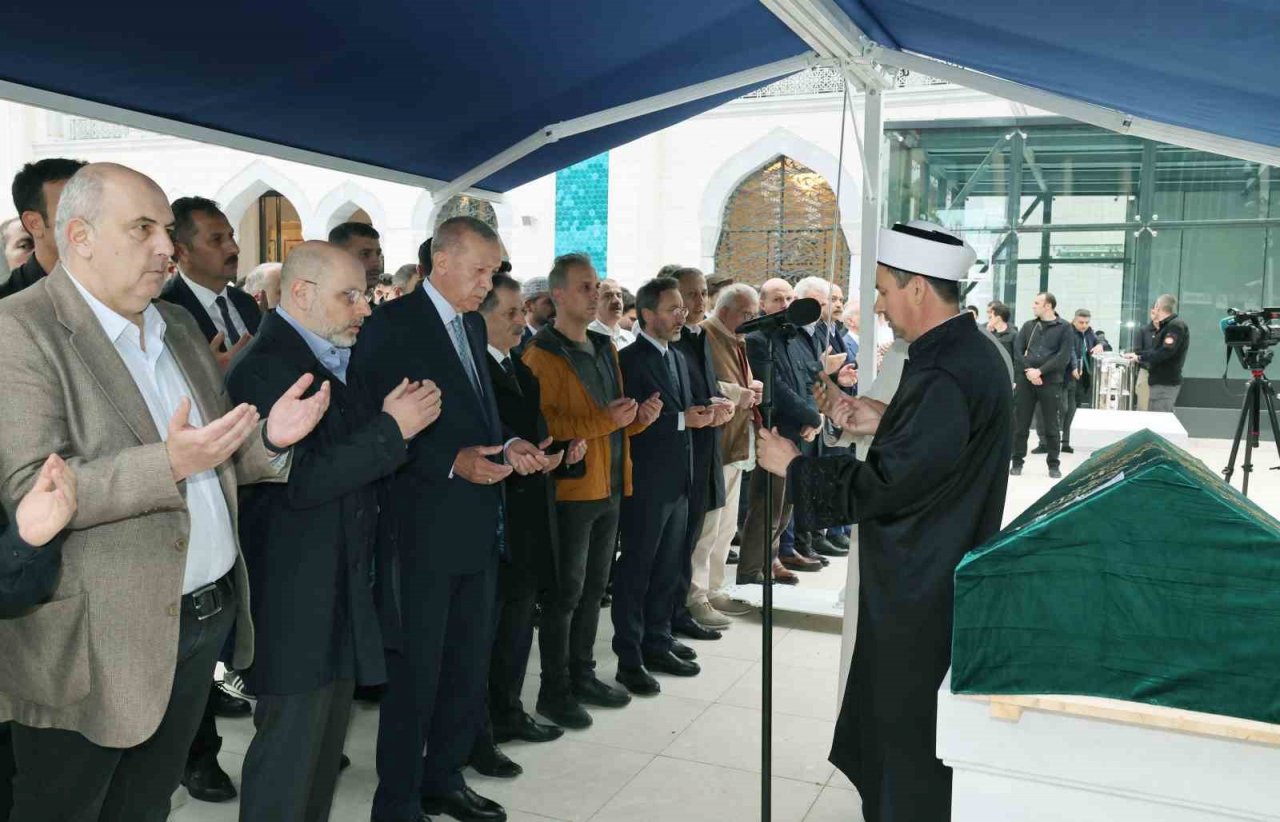 Gazeteci yazar Engin Ardıç son yolculuğuna uğurlandı: Törene Cumhurbaşkanı Erdoğan da katıldı