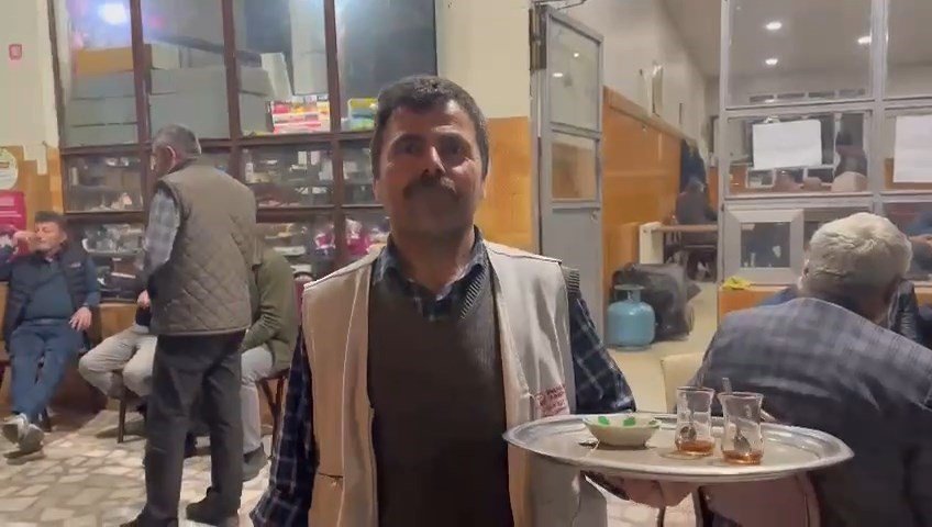 Kahvehanede bu akşam çaylar ücretsiz