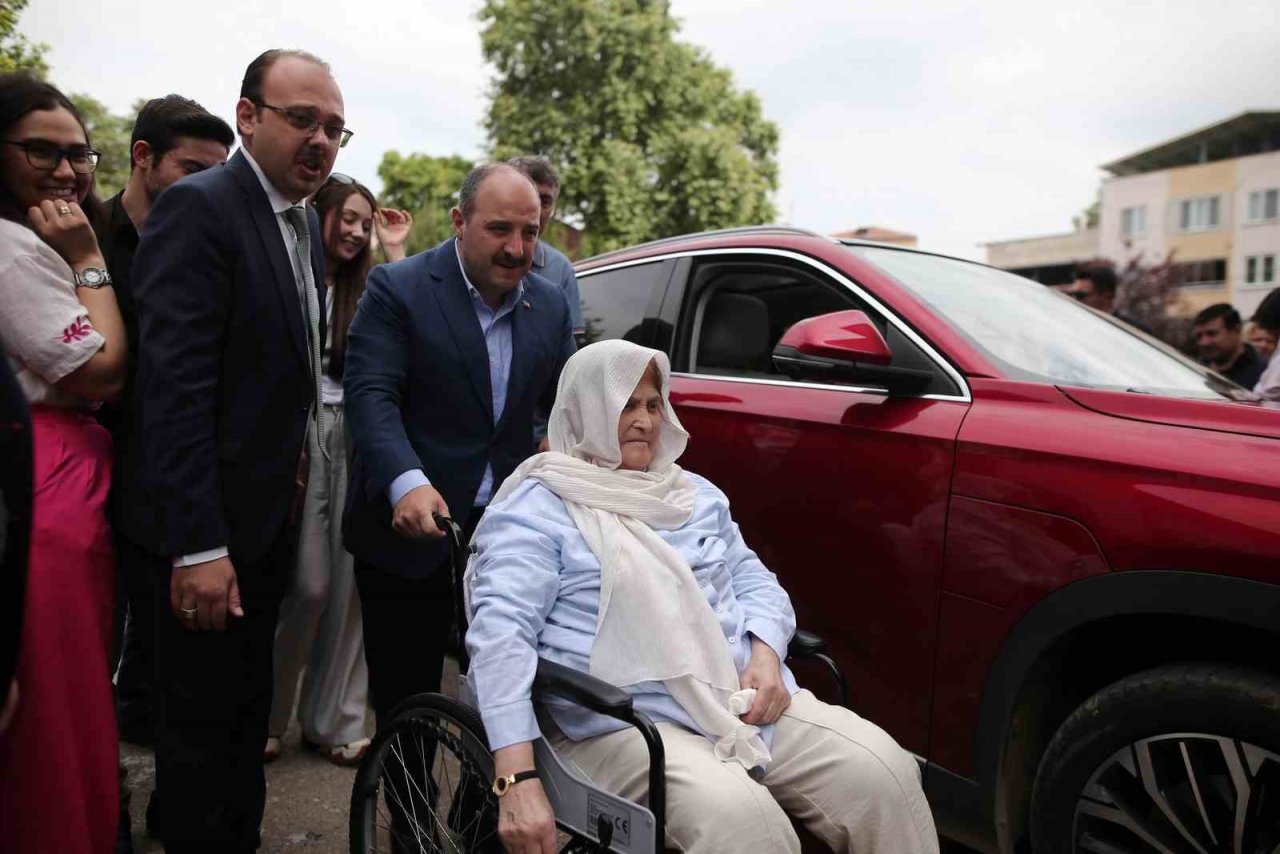 Bakan Varank, yürüme zorluğu çeken 70 yaşındaki kadını Togg ile sandığa getirdi