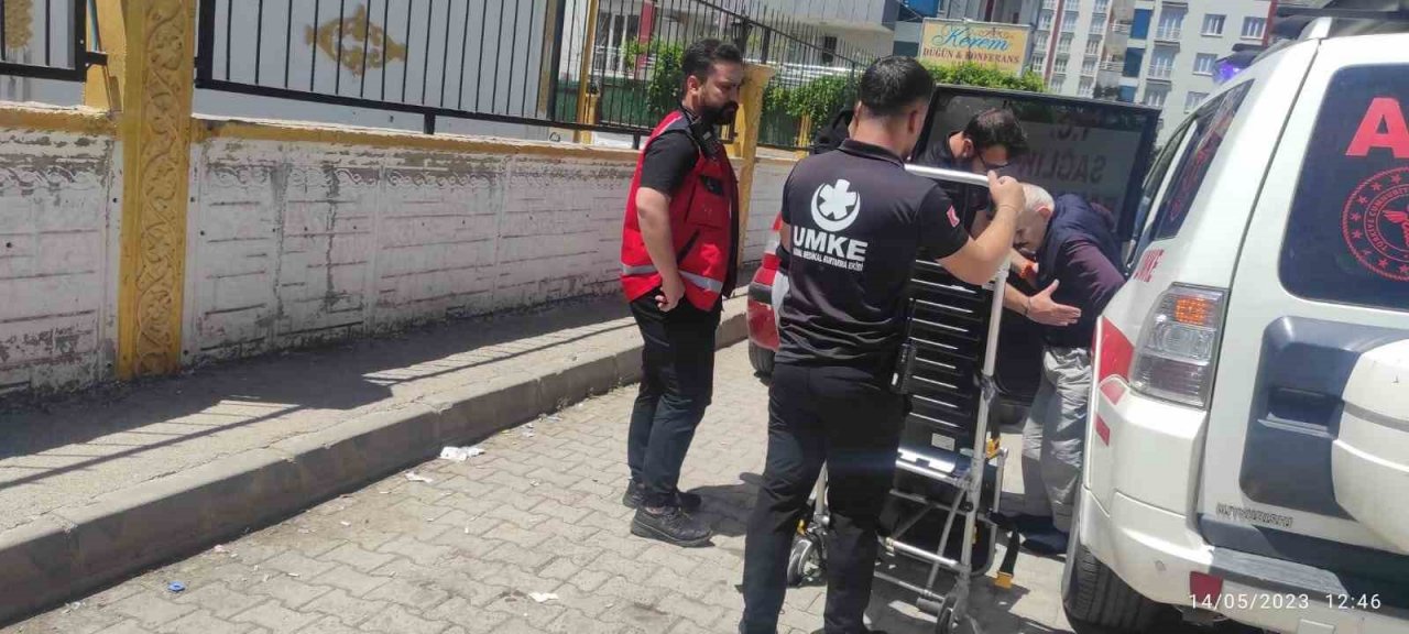 Siirt’te hasta ve yaşlı seçmenler oy kullanmaya götürüldü