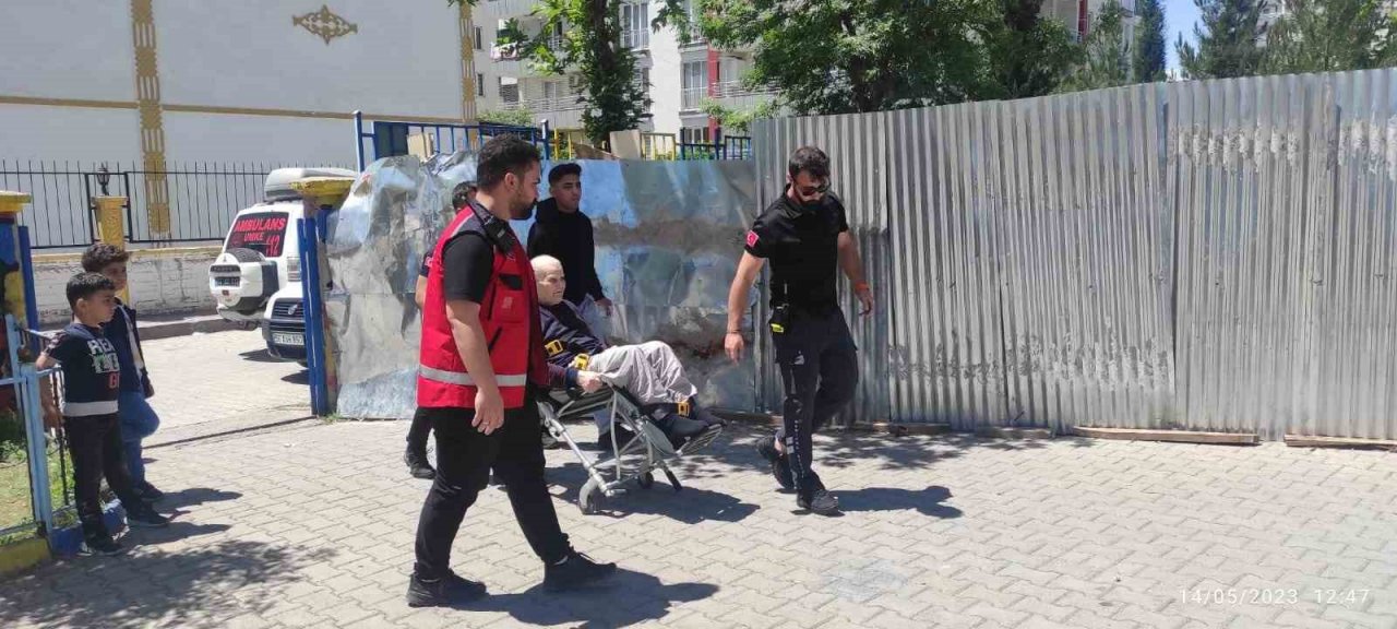 Siirt’te hasta ve yaşlı seçmenler oy kullanmaya götürüldü