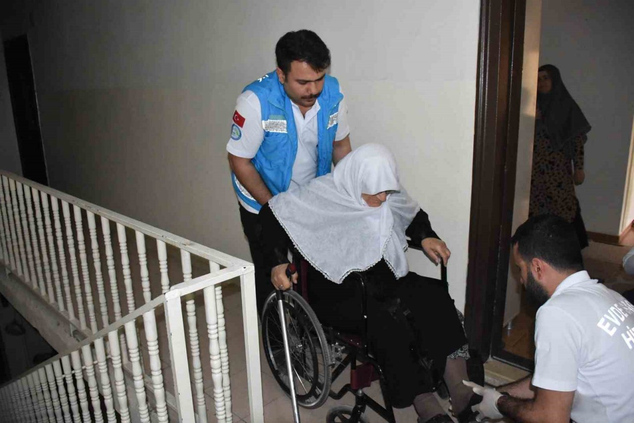 Siirt’te hasta ve yaşlı seçmenler oy kullanmaya götürüldü