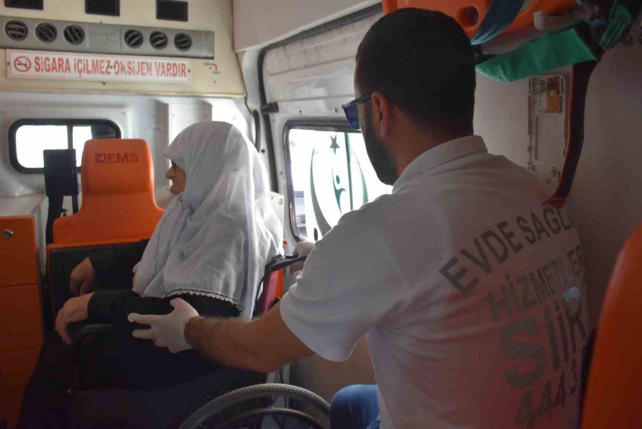 Siirt’te hasta ve yaşlı seçmenler oy kullanmaya götürüldü