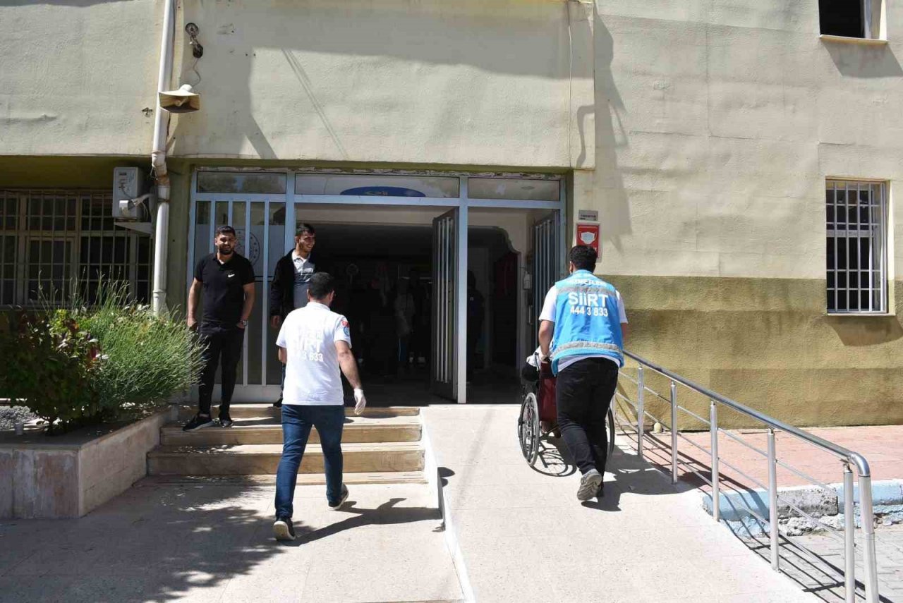 Siirt’te hasta ve yaşlı seçmenler oy kullanmaya götürüldü
