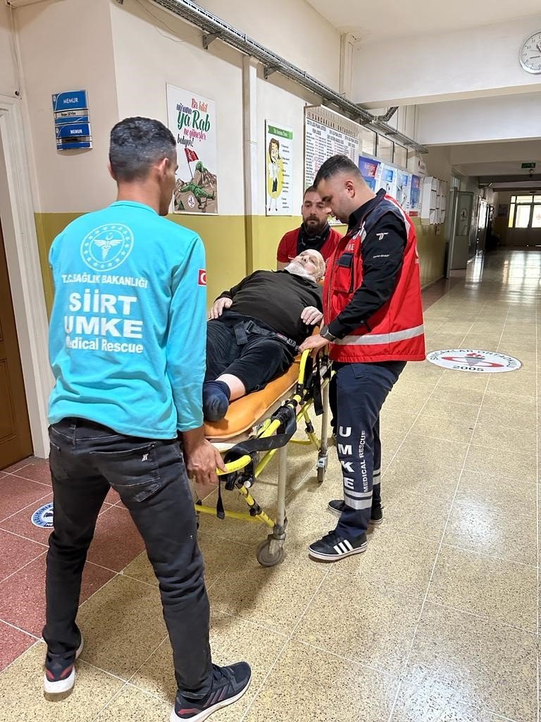 Siirt’te hasta ve yaşlı seçmenler oy kullanmaya götürüldü