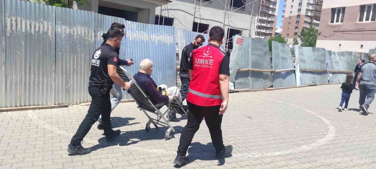 Siirt’te hasta ve yaşlı seçmenler oy kullanmaya götürüldü