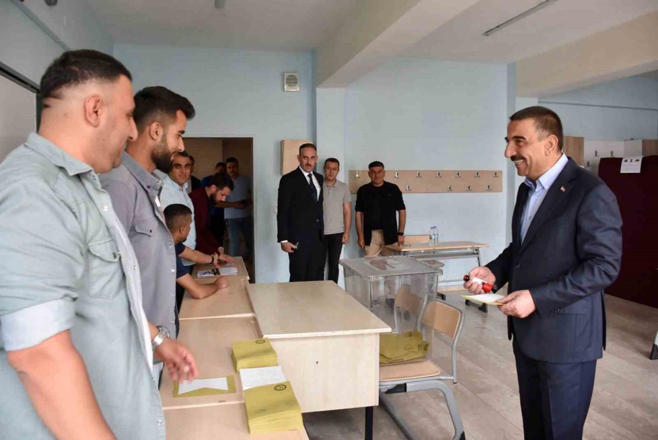 Siirt Valisi Hacıbektaşoğlu oyunu kullandı