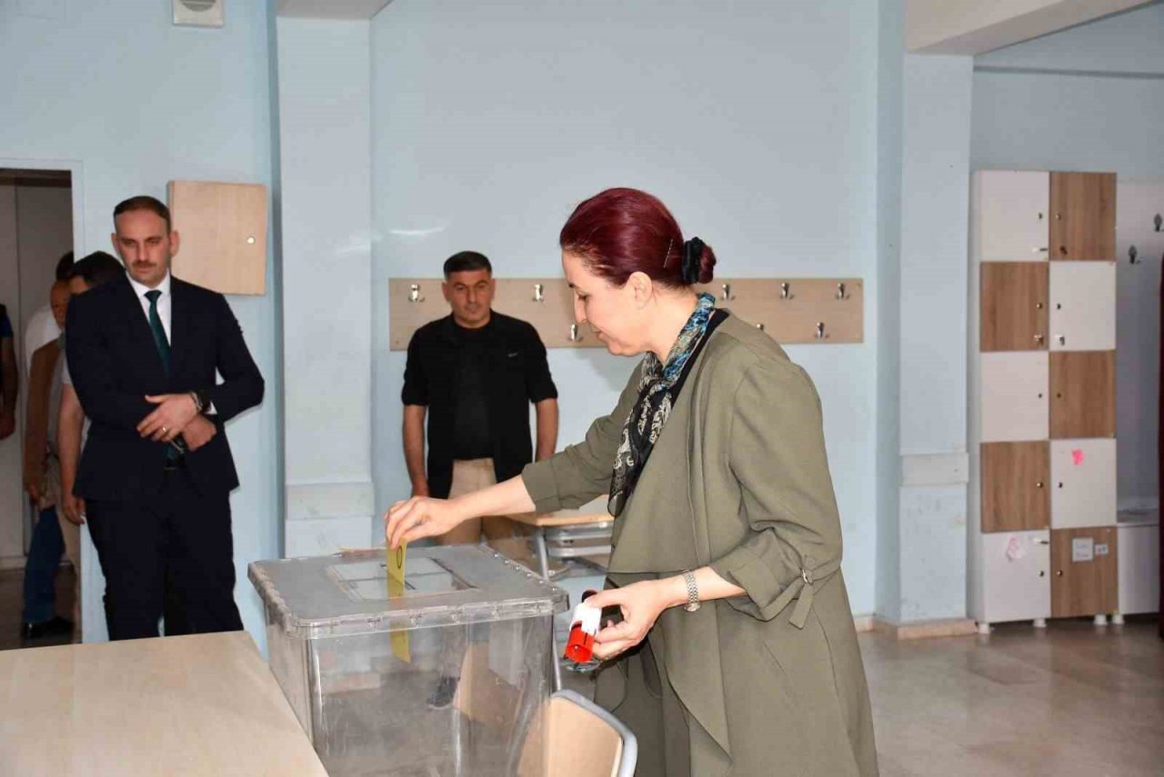 Siirt Valisi Hacıbektaşoğlu oyunu kullandı