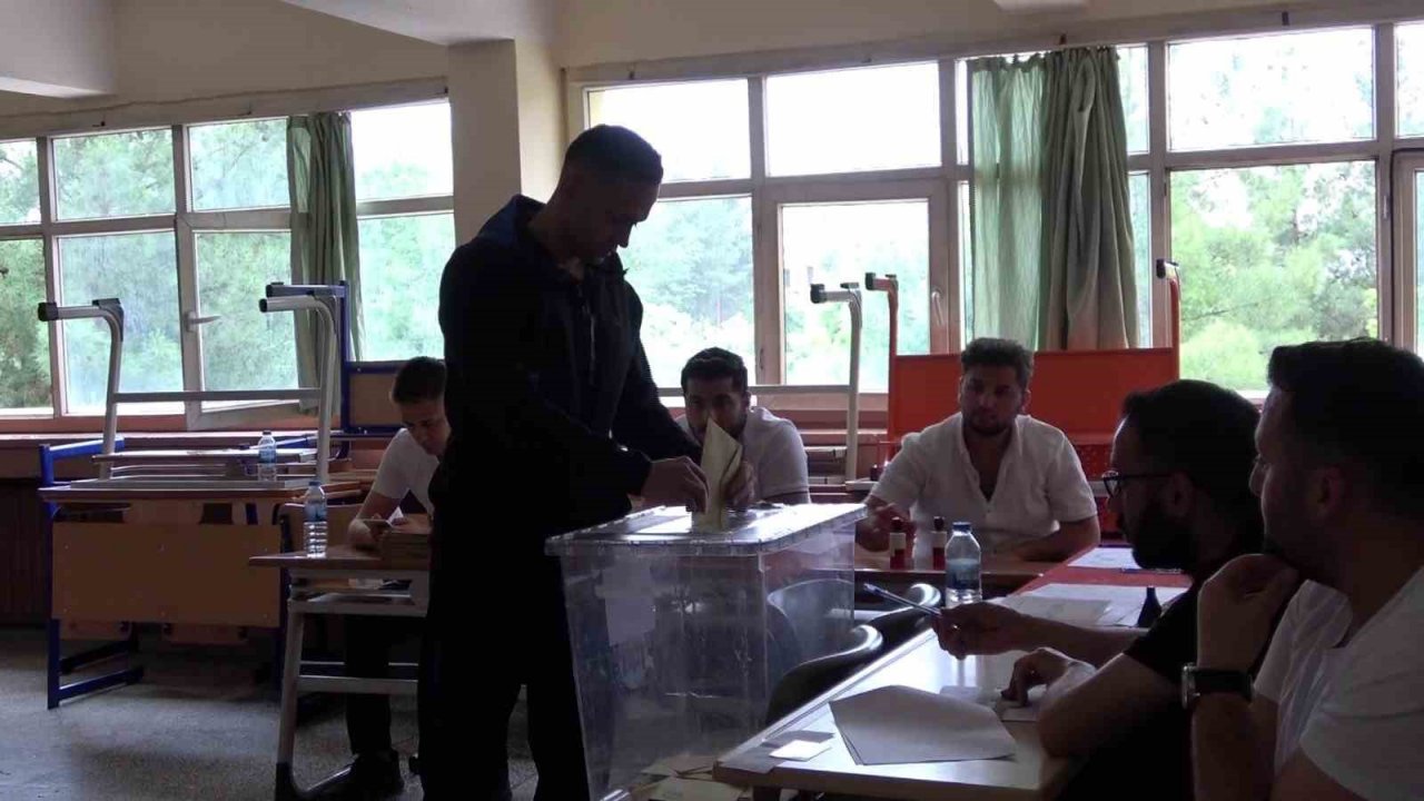 Siirt’te Cumhurbaşkanlığı 2. tur seçimi için oy kullanma işlemi başladı