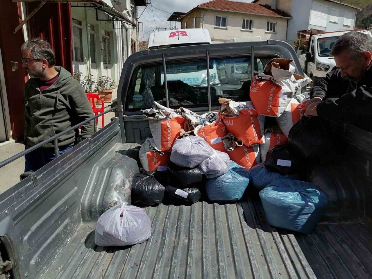 Simav’da üreticilere yüzde 75 hibeli 4 bin 500 kilo yağlık ayçiçeği tohumu dağıtıldı