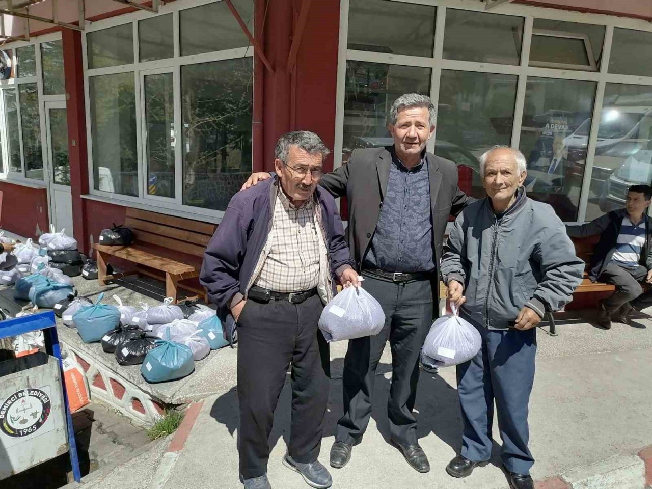 Simav’da üreticilere yüzde 75 hibeli 4 bin 500 kilo yağlık ayçiçeği tohumu dağıtıldı