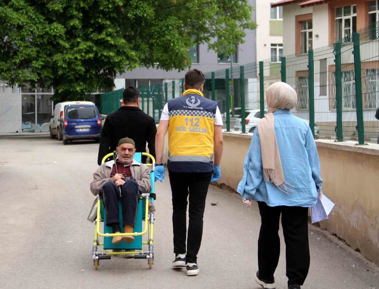 Sandığa gitmekte zorlanan hastaların yardımına sağlık ekipleri yetişti