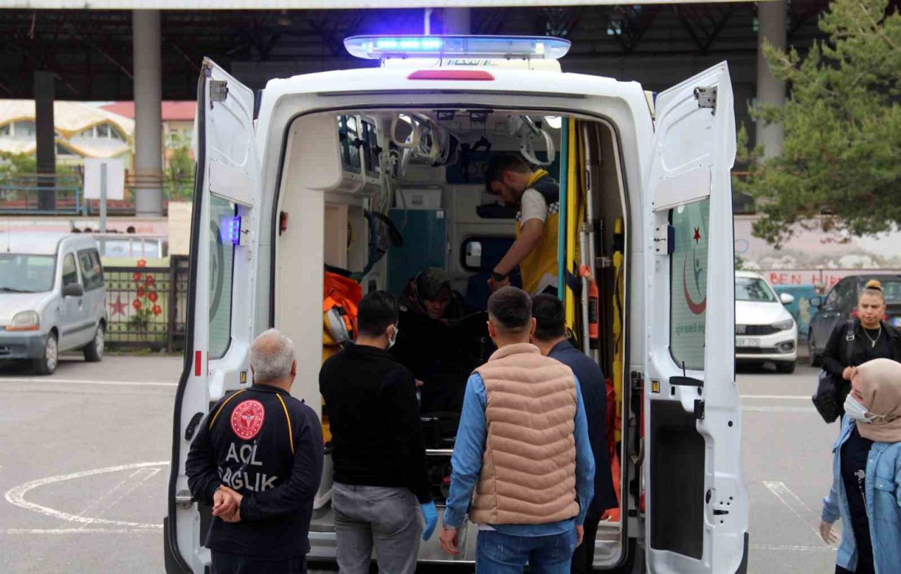 Sandığa gitmekte zorlanan hastaların yardımına sağlık ekipleri yetişti