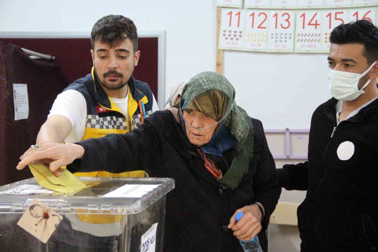 Sandığa gitmekte zorlanan hastaların yardımına sağlık ekipleri yetişti