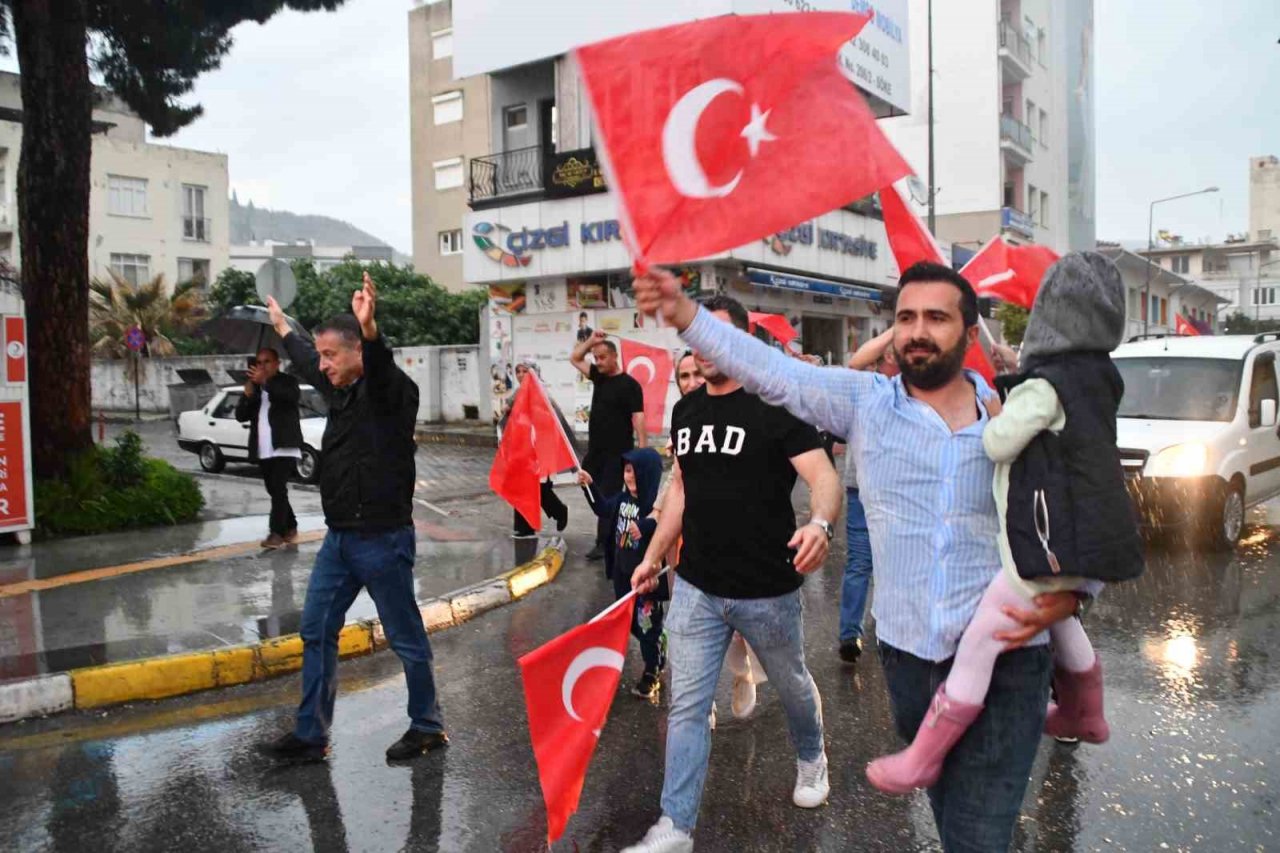Söke’de Cumhurbaşkanı Erdoğan’ın seçim zaferi meydanda kutlandı